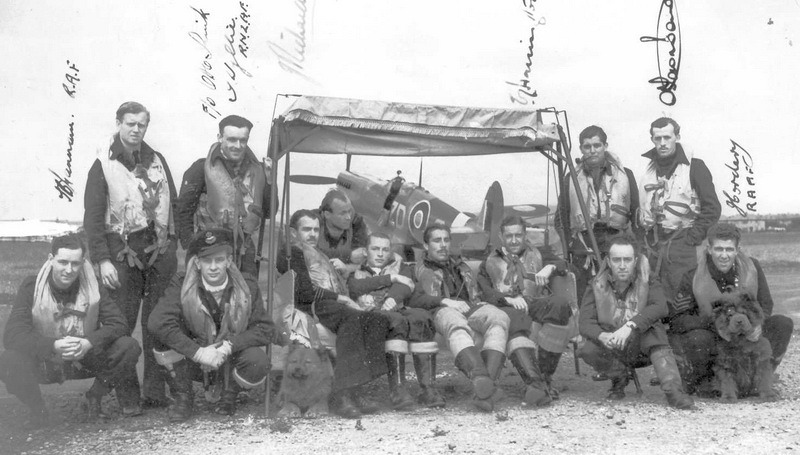 Hornchurch, léto 1943. Piloti 222. stíhací peruti, v pozadí jeden z jejích Spitfirů F.Mk.IXC. Otto Smik v podřepu 2. zleva.