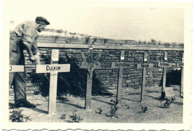 Provizorní náhrobky padlých československých vojáků u Dunkerque, Francie, 1945. 