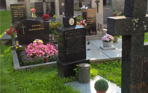 Pietní místo – hrobové zařízení na hřbitově ve Chvojnově.