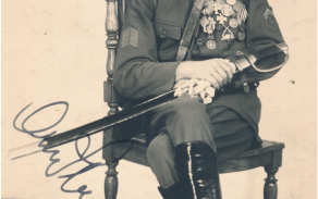 Praporečník Antonín Straka se svými dekoracemi.   Zdroj: Detail legionáře (legie100.com)